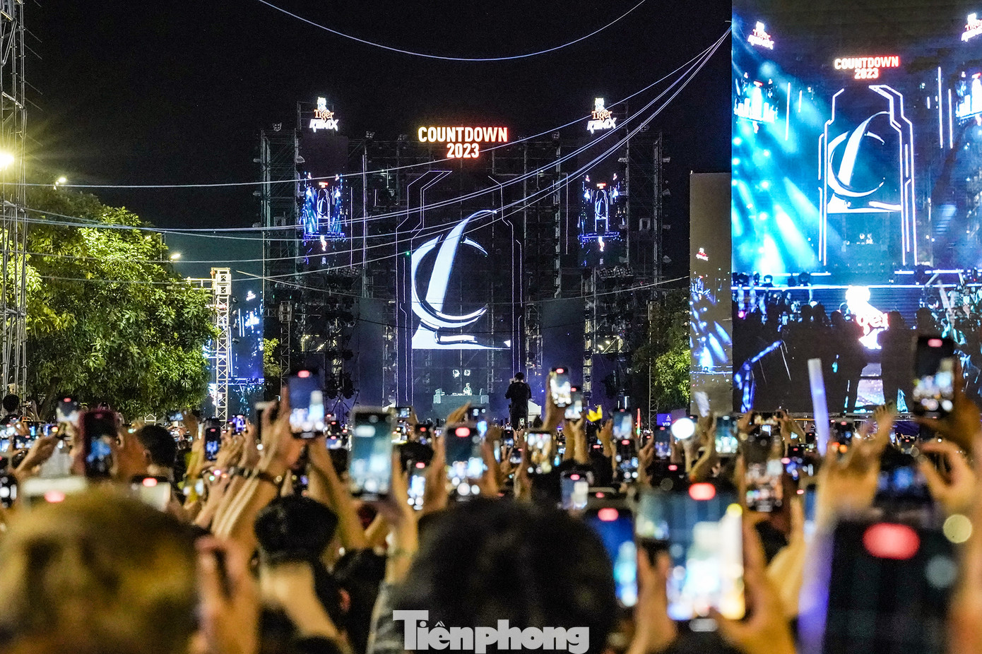 Người dân hào hứng đón nhận và cộng hưởng với không khí sôi động của chương trình âm nhạc.