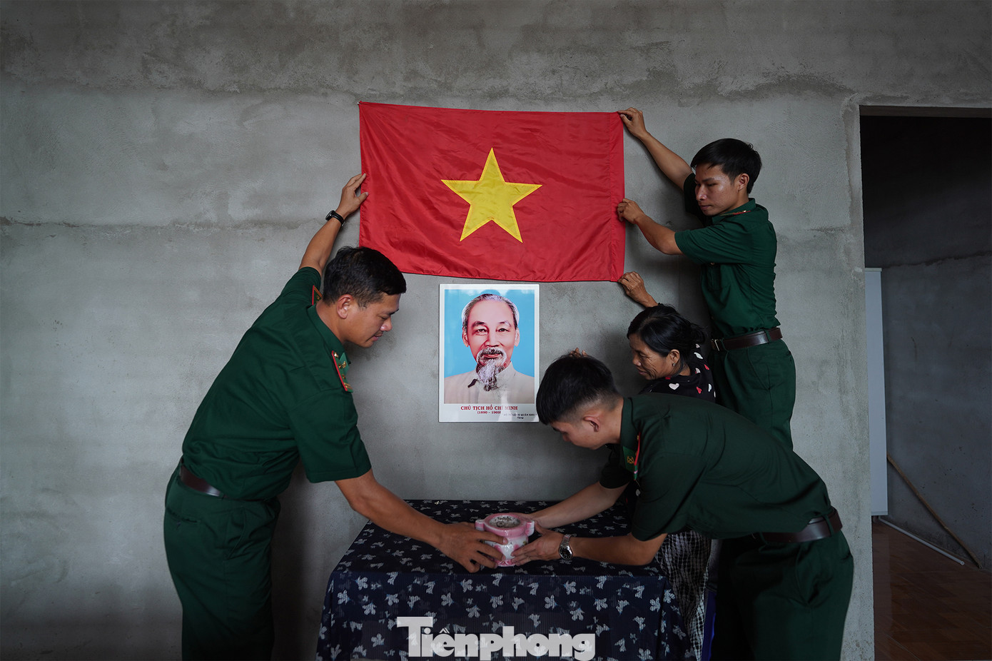 Trung tá Bùi Ngọc Thiệp (bên trái) - Chính trị viên Đồn biên phòng Mỹ Thạnh Tây, huyện Đức Huệ - cho biết: "Anh em tranh thủ sự đồng lòng của người dân, kết hợp khéo léo công tác dân vận để duy trì sự ổn định trên tuyến biên giới Tây Nam. Bên cạnh đó, đơn vị nâng cao hiệu quả công tác phối hợp lực lượng chức năng phía Campuchia trong đấu tranh, phòng, chống tội phạm, bảo đảm an ninh, trật tự ở khu vực biên giới".