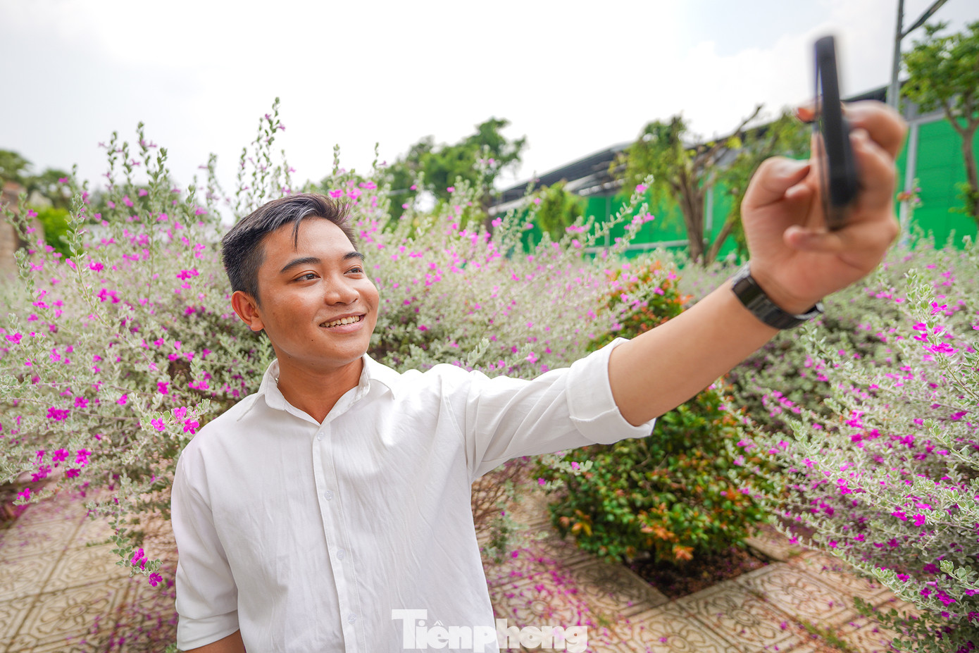 Vượt hàng chục cây số để đến vườn hoa này check in, bạn Duy Thọ (quận Bình Thạnh) cho biết: “Mấy hôm nay nghe kể nhiều về vườn hoa này nên hôm nay tôi và nhóm bạn đến đây chụp ảnh. Được chụp ảnh cùng loài hoa mà chỉ nghe tên thôi đã thấy thích, tôi rất vui vì bản thân rất hâm mộ bộ tiểu thuyết võ hiệp cùng tên của nhà văn Kim Dung”.