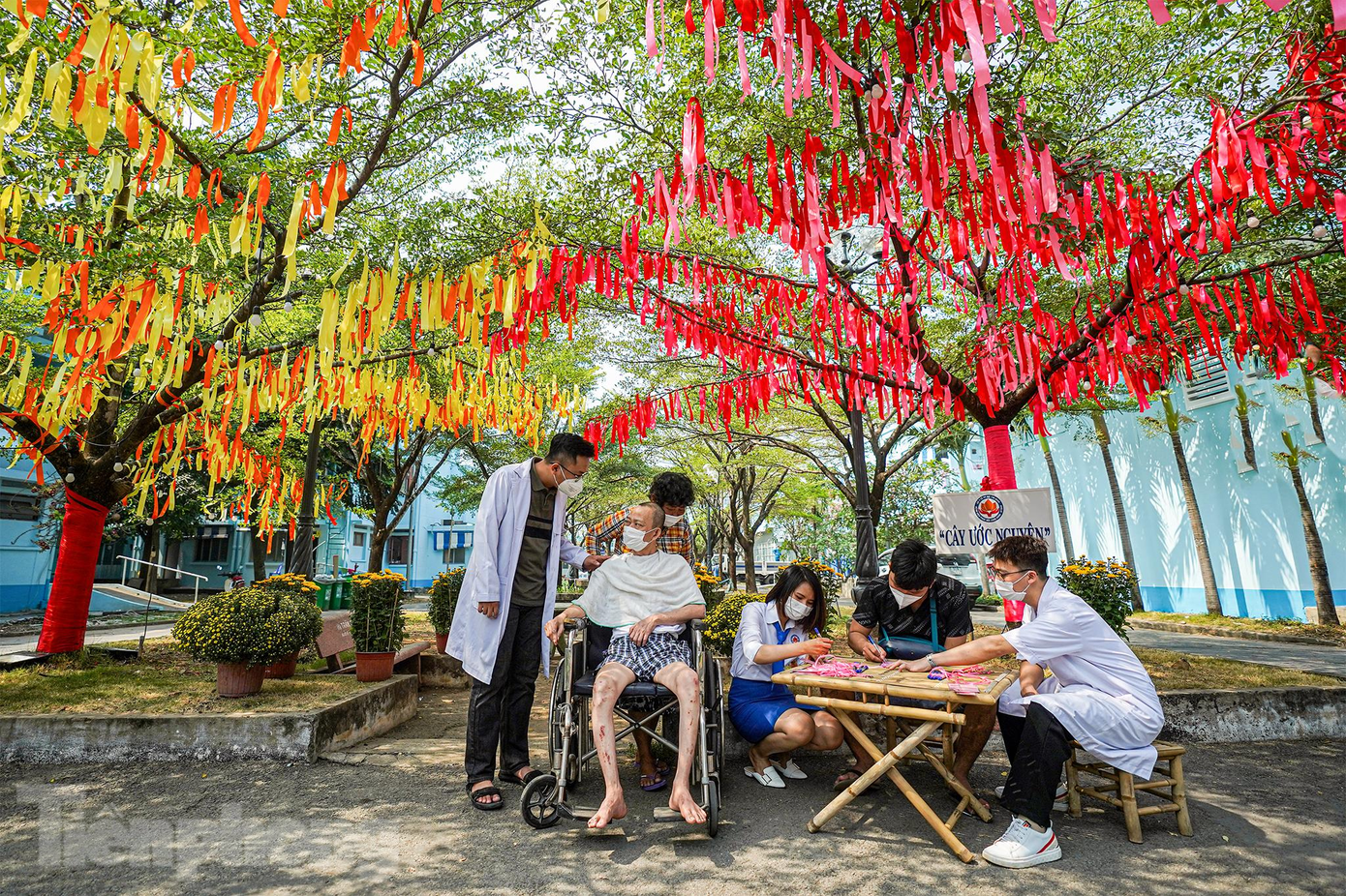 "Cây ước nguyện" trở thành nơi gửi gắm những nguyện cầu thoát khỏi bệnh tật của những bệnh nhân đang điều trị tại đây.
