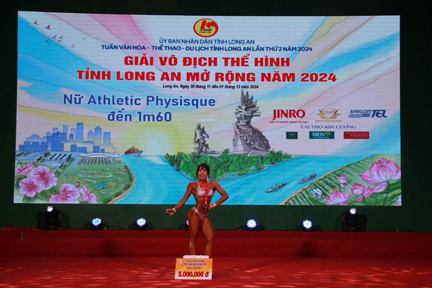 Kết quả, đoàn TPHCM giành 5/9 giải nhất. Các VĐV nữ thể hình cũng để lại nhiều ấn tượng với người dân Long An.