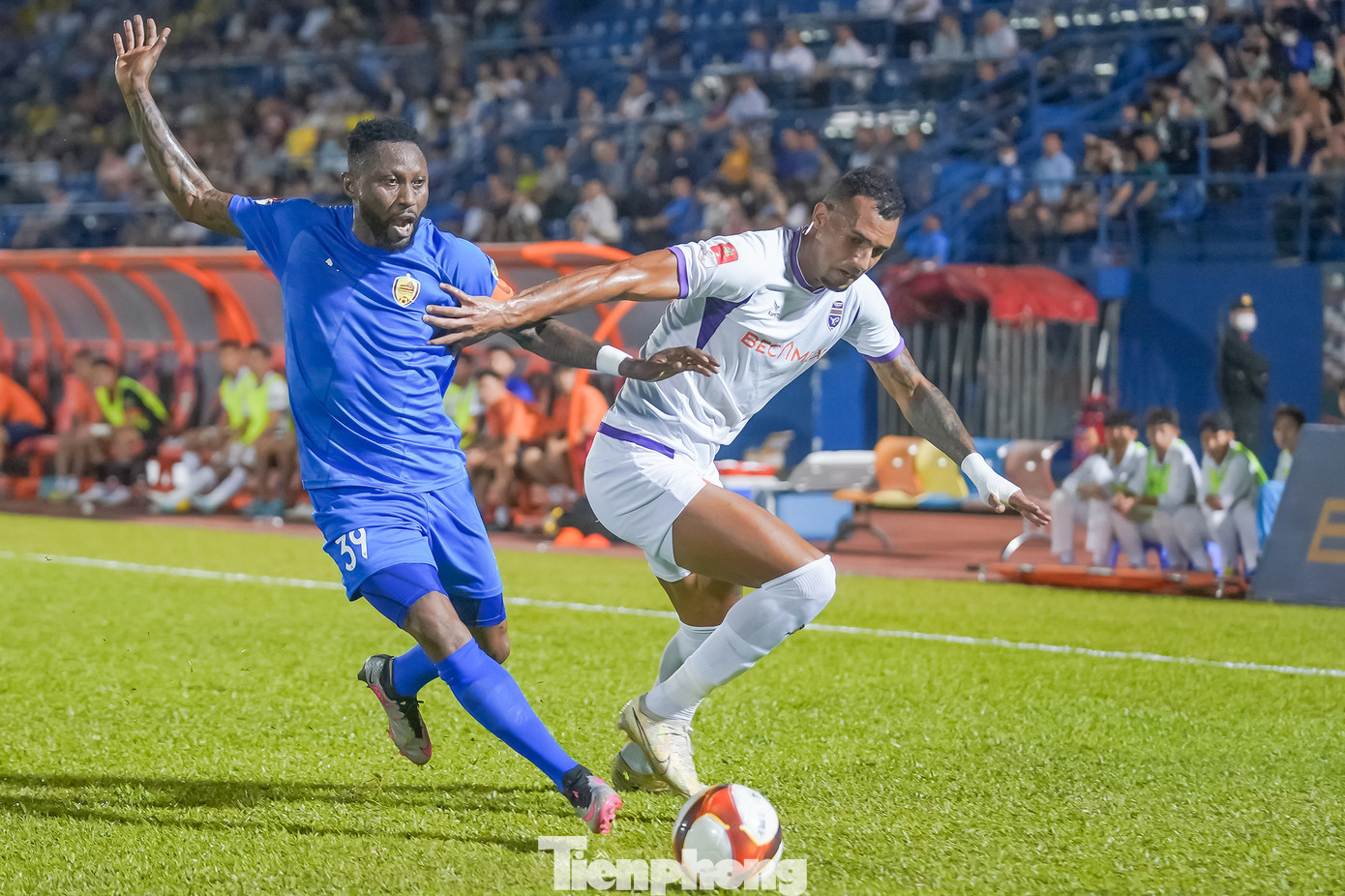 2 đội bước vào trận đấu khá hưng phấn với nhiều cơ hội được tạo ra trong khoảng 20 phút đầu. Tuy nhiên, thế trận sau đó khá giằng co, những diễn biến trên sân không có gì nổi bật, bóng hiếm khi xuất hiện trong khu vực cấm địa ở cả 2 phần sân.