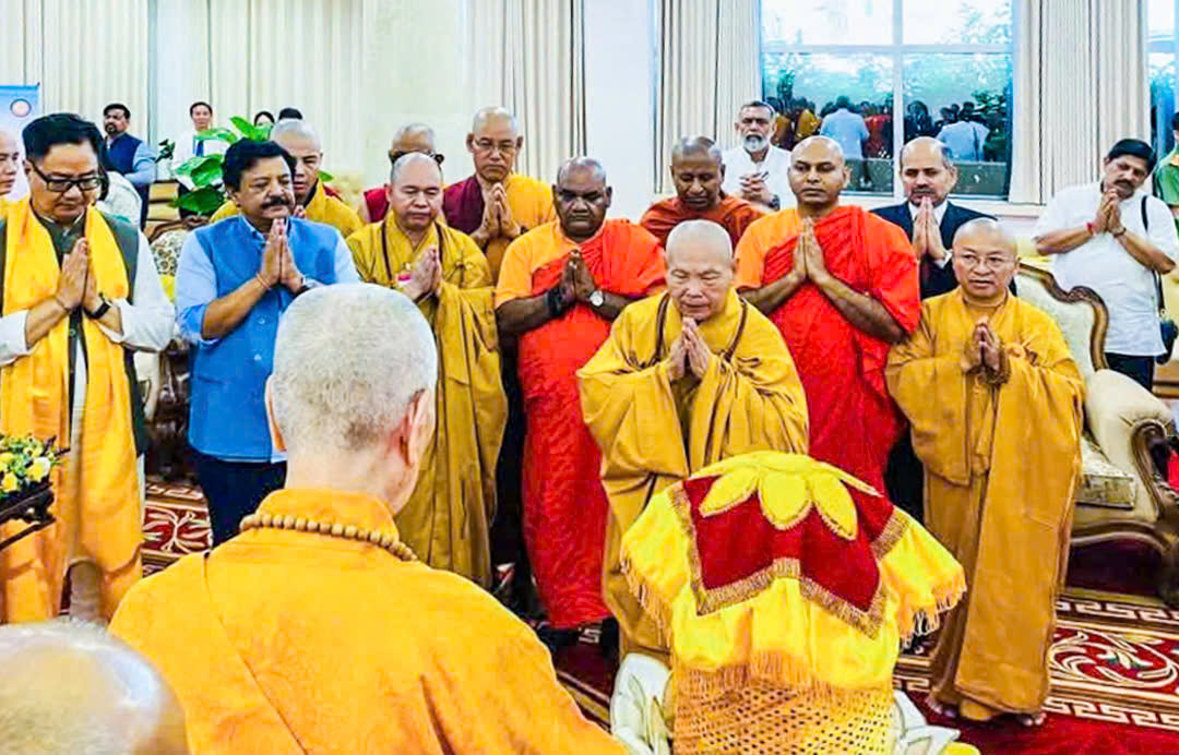 Theo đó, từ chiều 1/5, tại Viện bảo tàng quốc gia Ấn Độ (New Delhi), phái đoàn Giáo hội Phật giáo Việt Nam đã trang nghiêm cử hành lễ cung thỉnh xá lợi Đức Phật Thích Ca Mâu Ni - sự kiện mở đầu cho chuỗi hoạt động quốc tế trong khuôn khổ đại lễ Vesak Liên Hiệp Quốc 2025 được tổ chức tại Việt Nam. Đồng hành có Bộ trưởng Bộ Dân tộc và Tôn giáo Đào Ngọc Dung, Bộ trưởng Kiren Rijiju và đại biểu cấp cao Ấn Độ – Việt Nam. Từ phòng chờ VIP sân bay, Xá lợi được chuyển ra xe hoa Nghi lễ, đang trên đường về Học viện Phật giáo Việt Nam tại TPHCM – nơi sẽ cử hành lễ an vị trang trọng, mở đầu Đại lễ Vesak LHQ 2025.