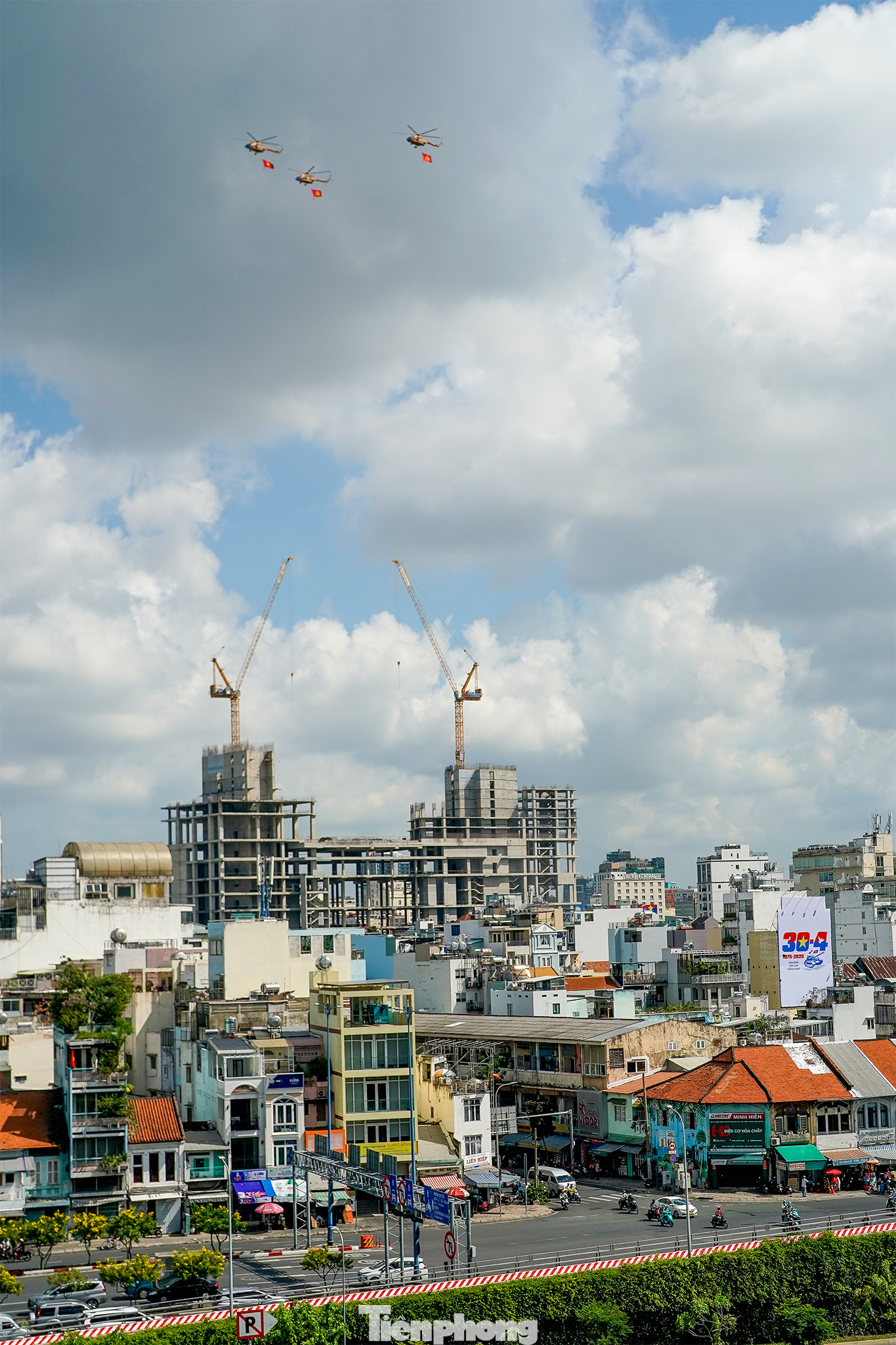 Biên đội trực thăng Mi tô thêm sắc màu thống nhất trên bầu trời TPHCM.