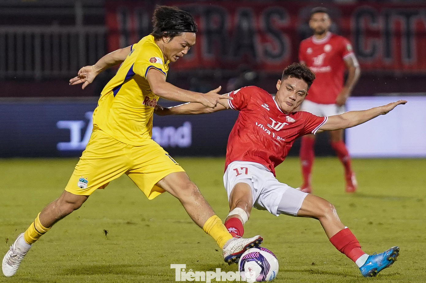 Thầy trò HLV Kiatisuk có 2 trận thắng liên tiếp và ngược lại, CLB TP.HCM gặp khó khăn với 2 trận thua liên tiếp. Thầy trò HLV Kiatisuk có 2 trận thắng liên tiếp và ngược lại, CLB TP.HCM gặp khó khăn với 2 trận thua liên tiếp.