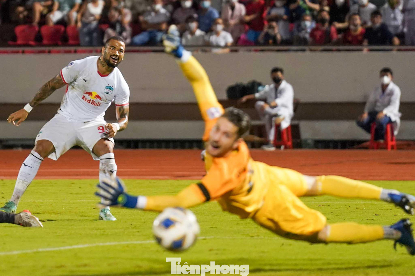 Phút 90+1, tiền đạo Jefferson Baiano có bóng phản công, xử lý bóng khéo léo nhưng cú sút sau đó đã đưa bóng chạm cột dọc.