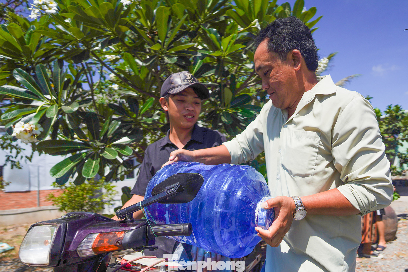 Người dân ấp Tân Chánh nâng cao ý thức sẻ chia, chỉ nhận mỗi người một bình nước.