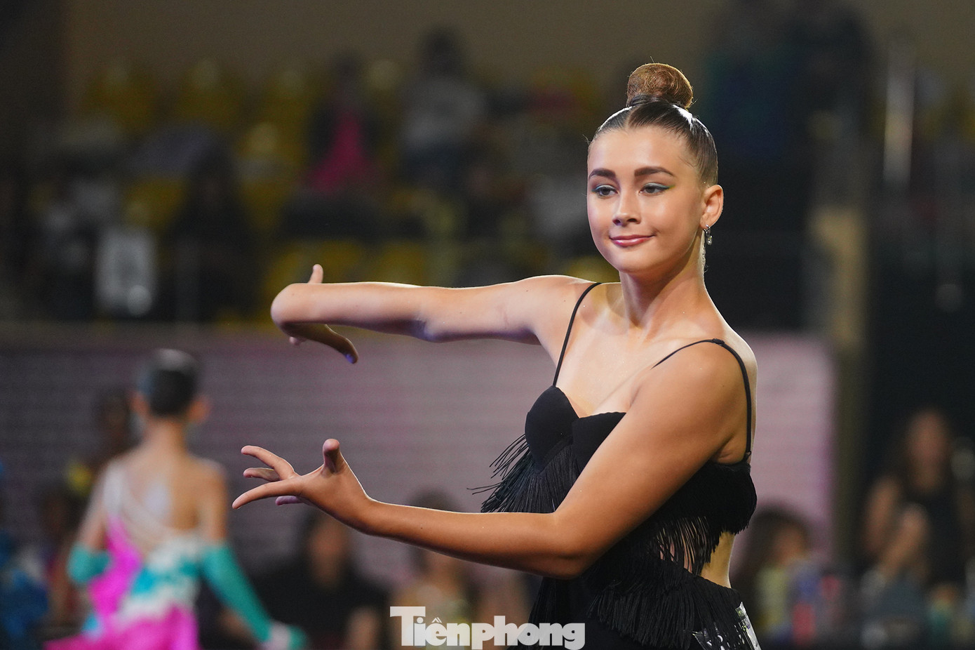 Theo dõi con gái thi đấu, chị Lê Ngọc Khuyên (ngụ Lâm Đồng, con gái là VĐV thi hạng FA Thiếu Nhi Latin Vô Địch CLB) chia sẻ: "Phải có những giải đấu tầm cỡ thế giới như thế này thì con tôi và các bạn khác mới có thể nâng cao được trình qua các lần cọ sát". Theo dõi con gái thi đấu, chị Lê Ngọc Khuyên (ngụ Lâm Đồng, con gái là VĐV thi hạng FA Thiếu Nhi Latin Vô Địch CLB) chia sẻ: "Phải có những giải đấu tầm cỡ thế giới như thế này thì con tôi và các bạn khác mới có thể nâng cao được trình qua các lần cọ sát".