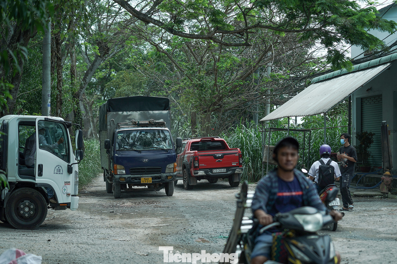 Khu vực này có rất nhiều hãng xưởng gia công nên xe tải lưu thông với tần suất rất dày đặc.