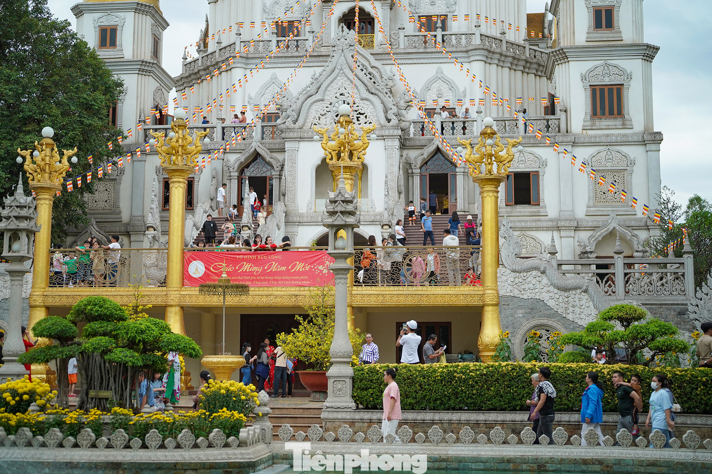 Bảo tháp chính của chùa có tổng sức chứa trên 2.000 người gây ấn tượng bởi kiến trúc chạm trổ rất tinh tế. Tiếng chuông gió leng keng trên đỉnh tháp và tiếng nước róc rách từ hồ nước trước khu vực chánh điện tạo không gian thanh tịnh cho ngôi chùa này.