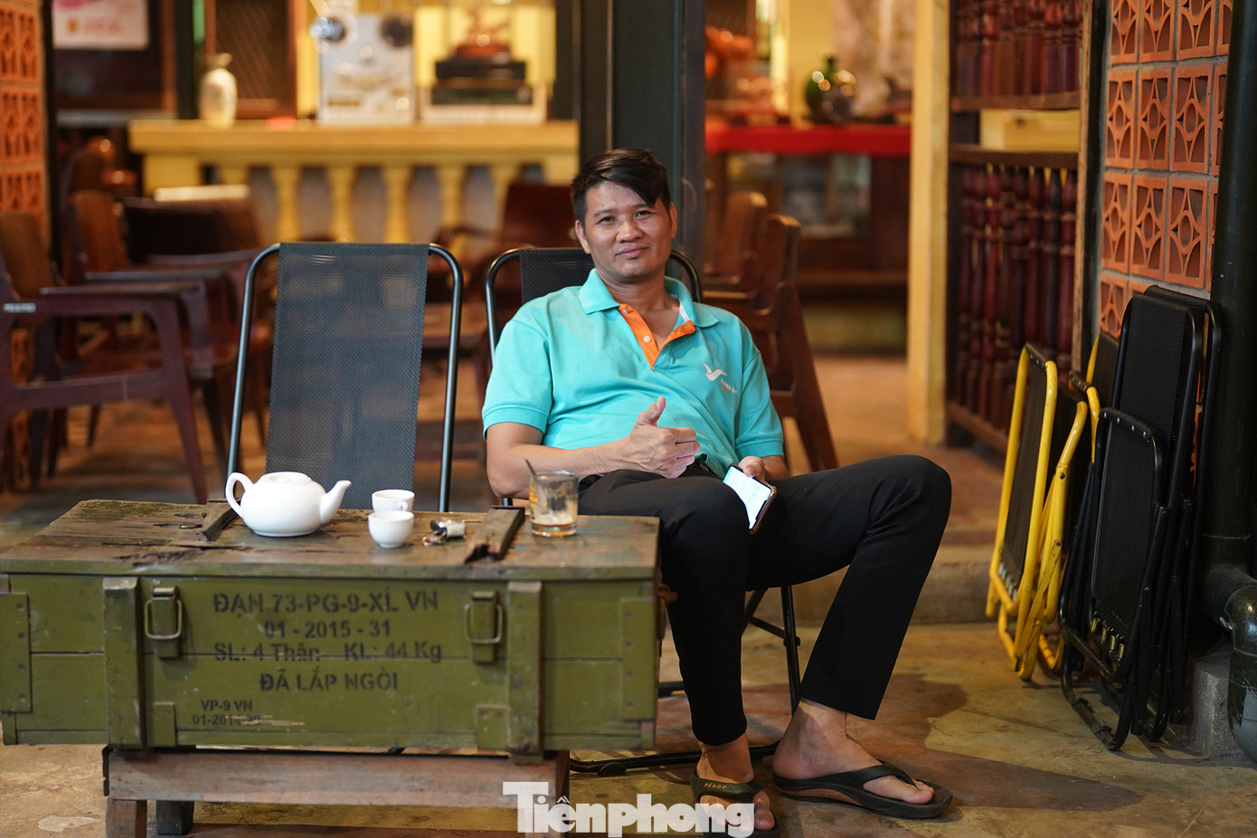 “Tôi thật sự thấy ấn tượng khi bước chân vào quán. Chưa có dịp được ra Hà Nội, nhưng hình ảnh Thủ đô được khắc họa trong quán cà phê, phần nào giúp tôi thấy được thành phố có gì. Ngoài đường xe cộ tấp nập, nhưng ngồi trong quán cà phê, tôi cảm thấy rất nhẹ nhàng”, anh Tiến, một vị khách cảm nhận.