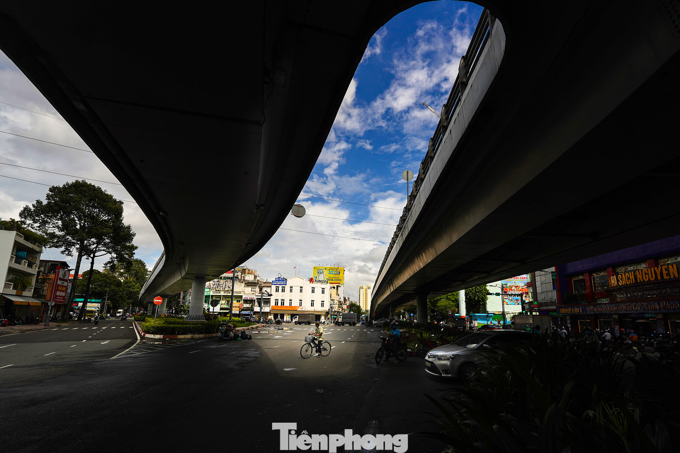 Cầu vượt xây dựng hình chữ Y, gồm nhánh cầu vượt hướng từ đường 3 Tháng 2 đi đường Hồng Bàng dài 234m, rộng 7m và nhánh cầu vượt đi thẳng đường Hồng Bàng dài 303m, rộng 12-15m. Kinh phí xây lắp khoảng 314 tỉ đồng.