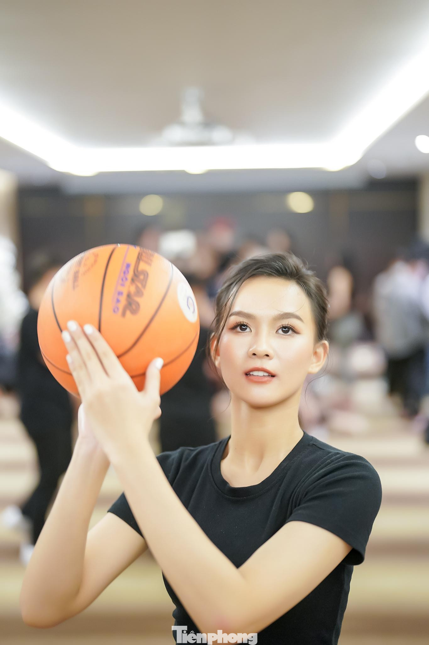 Nguyễn Thị Phương Nhung chăm chú trong buổi tập tạo dáng với bóng rổ. Cô là một trong sáu thí sinh vừa tròn 18 tuổi, nhỏ nhất cuộc thi Hoa hậu Việt Nam 2022.