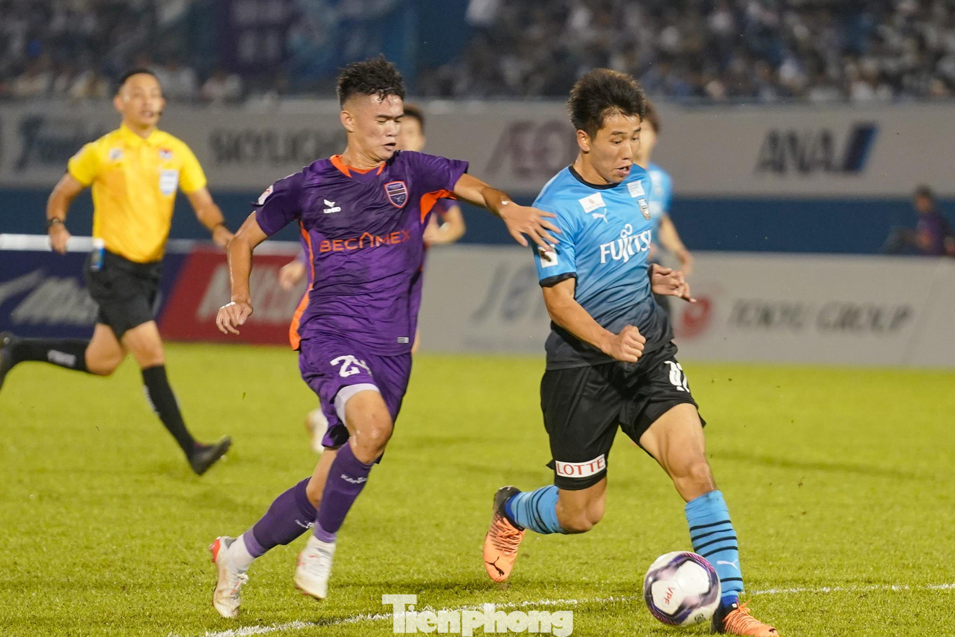 Ngoài ra, các ngoại binh chất lượng của đội như Leandro Damiao, Joao Schmidt và đặc biệt là “Messi Thái” Chanathip Songkrasin…Trong khi đó, chủ nhà Becamex Bình Dương cũng vắng nhiều trụ cột do vừa thi đấu trận cuối V-League nên cũng tung ra nhiều cầu thủ trẻ.