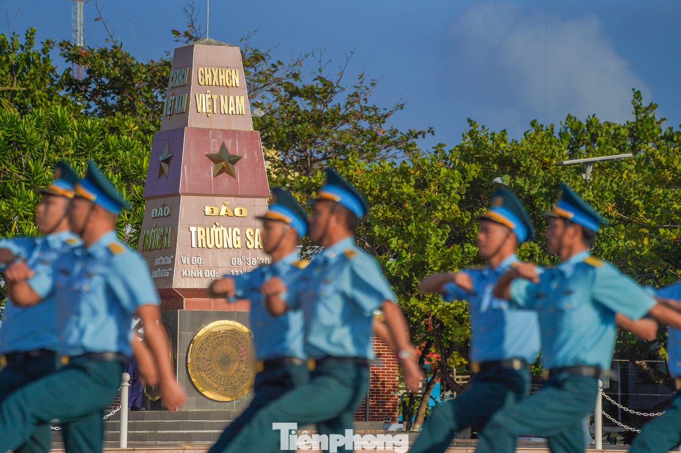 "Đôi mắt tôi đỏ hoe, ngấn lệ, chực trào cảm xúc khi chứng kiến giây phút thiêng liêng trên quần đảo mà ai cũng mong một lần trong đời đặt chân đến", một thành viên trong đoàn công tác xúc động.