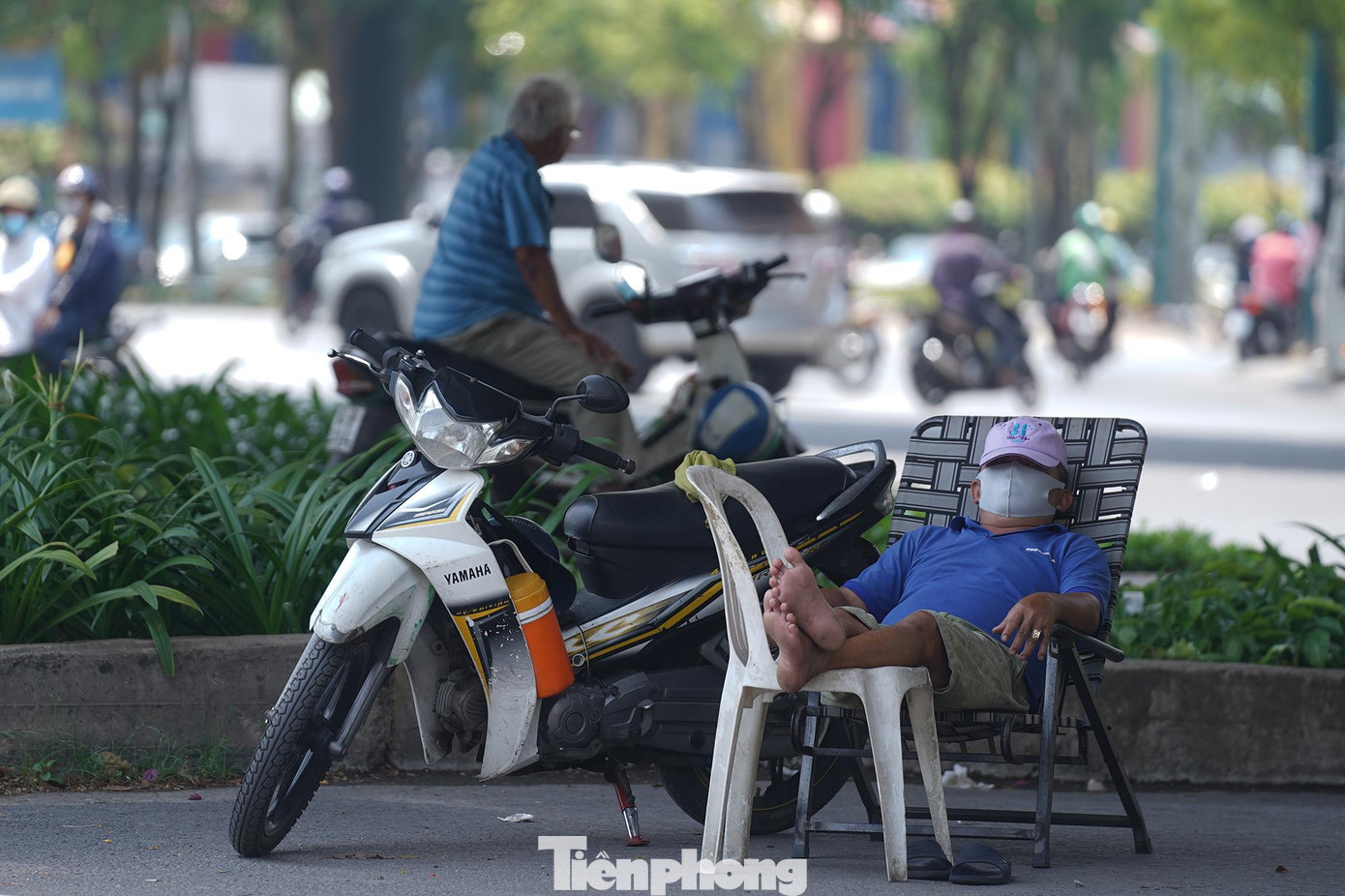 Hình ảnh ghi nhận tại gầm cầu vượt Nguyễn Thái Sơn, người dân mang cả ghế xếp, phích nước ra để tránh nắng. Hình ảnh ghi nhận tại gầm cầu vượt Nguyễn Thái Sơn, người dân mang cả ghế xếp, phích nước ra để tránh nắng.