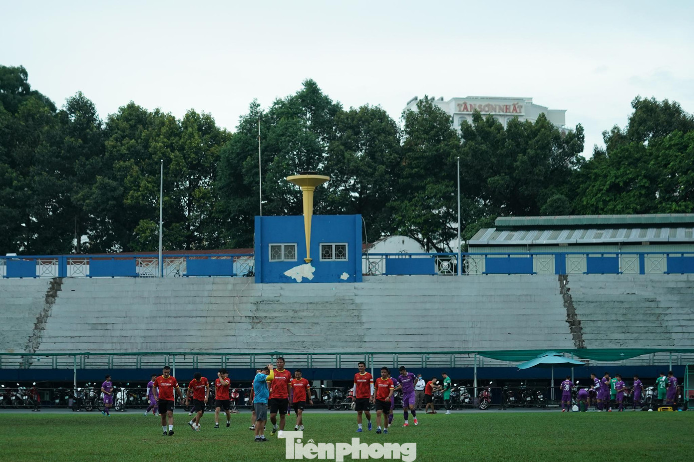 Chiều ngày 30/5, đội tuyển Việt Nam tập tại sân Quân khu 7 (quận Tân Bình). Chiều ngày 30/5, đội tuyển Việt Nam tập tại sân Quân khu 7 (quận Tân Bình).