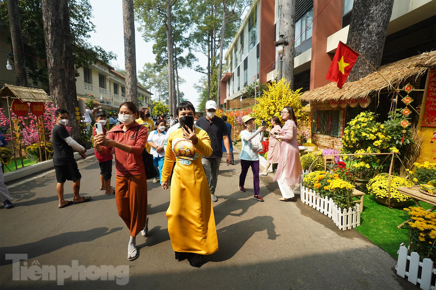 “Việt Hương luôn mong mọi người luôn nâng cao ý thức phòng chống dịch, nâng cao ý thức 5K, bản thân mình là một nghệ sĩ cũng rất ngại khi tháo khẩu trang nhưng vì sự ái mộ của cô bác nên cũng rất cố gắng. Chúc mọi người năm mới bình an và thật nhiều sức khoẻ”, nghệ sĩ Việt Hương bộc bạch.