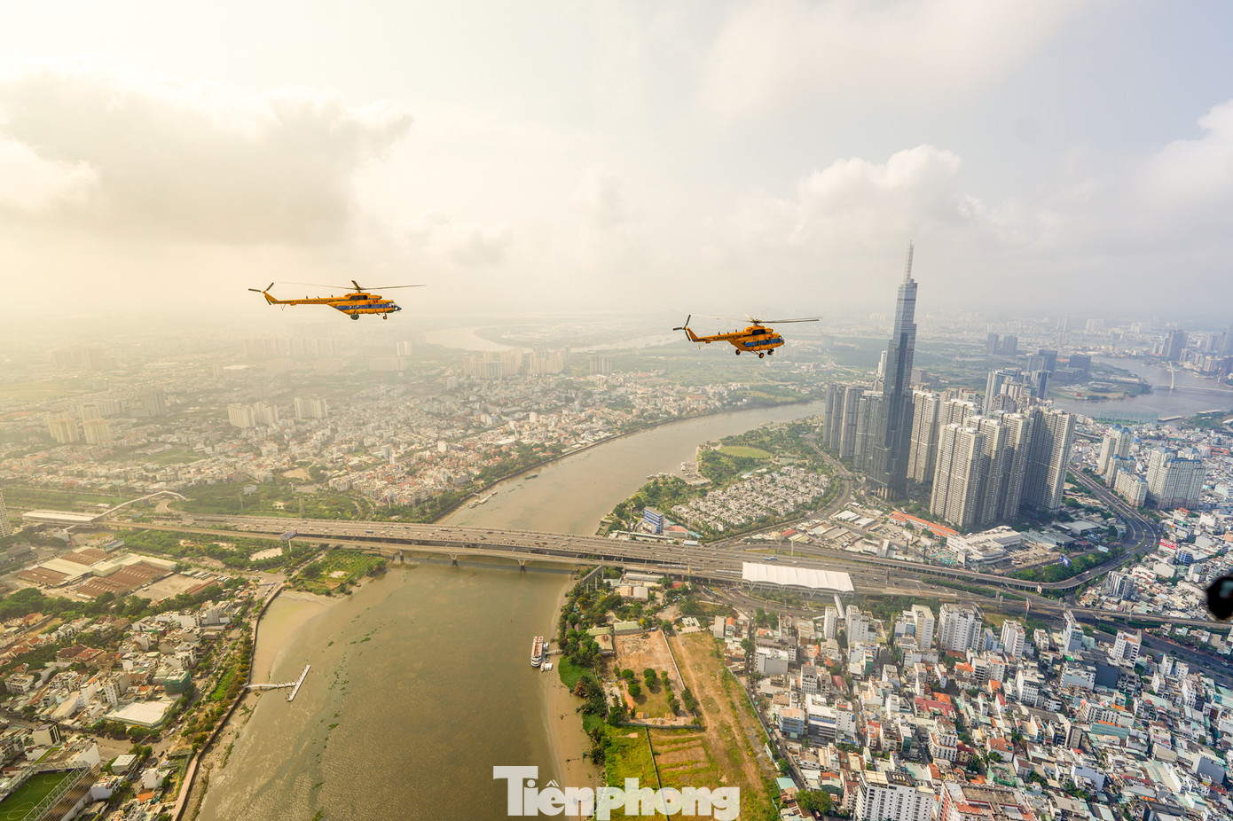 Phi đội trực thăng tiến vào trung tâm TPHCM, phía dưới là cầu Sài Gòn.