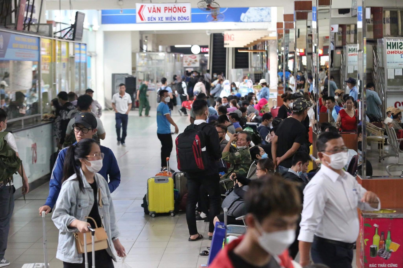 Bên trong bến xe dòng người cũng bắt đầu xếp hàng rồng rắn để vào bến xe mua vé về quê. Tại đây, lực lượng bảo vệ cũng đã hướng dẫn người dân ra vào nhà xe đúng tuyến để tránh lên nhầm xe về quê.