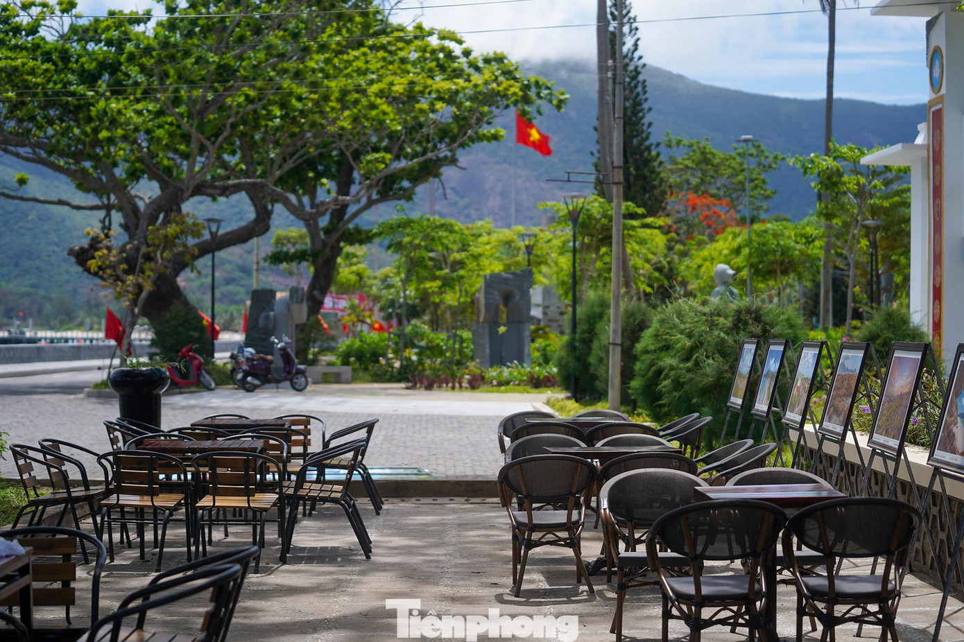 Quán cà phê Côn Sơn nằm ngay cầu tàu dự sẽ là nơi theo dõi màn tranh tài gây cấn của các VĐV Tiền Phong Marathon 2022 các cự ly. Quán cà phê Côn Sơn nằm ngay cầu tàu dự sẽ là nơi theo dõi màn tranh tài gây cấn của các VĐV Tiền Phong Marathon 2022 các cự ly.