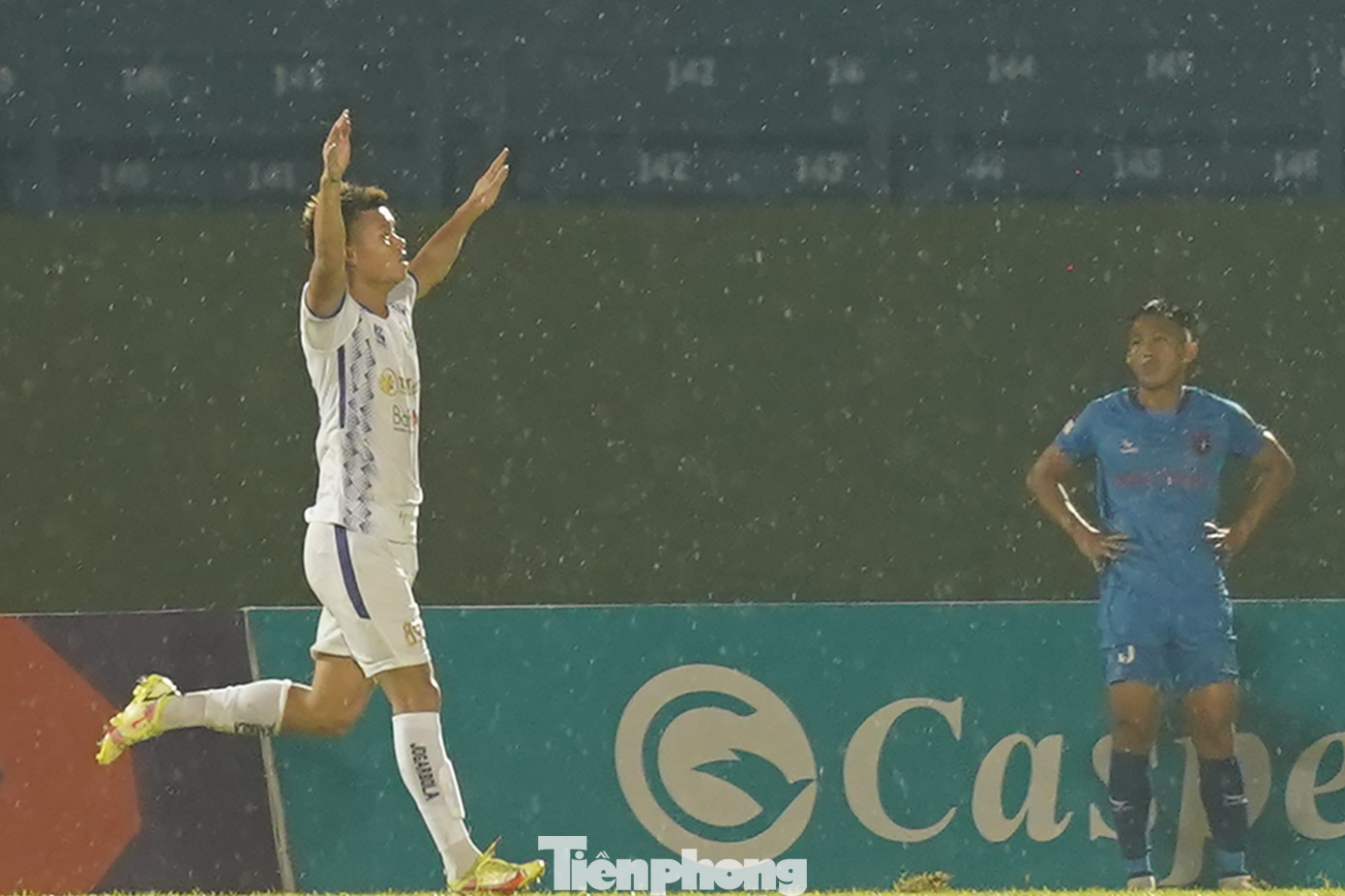 Phút 83, Từ pha treo bóng thông minh của Thành Lương, Tuấn Hải có đường căng ngang thuận lợi để Văn Tùng dứt điểm vào lưới trống gỡ hoà 1-1 cho Hà Nội FC. Phút 83, Từ pha treo bóng thông minh của Thành Lương, Tuấn Hải có đường căng ngang thuận lợi để Văn Tùng dứt điểm vào lưới trống gỡ hoà 1-1 cho Hà Nội FC.