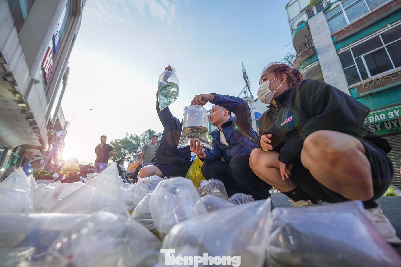 Những ngày trong tuần phiên chợ thưa vắng khách hơn cuối tuần.