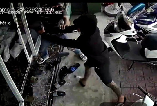 Camera ghi lại hình ảnh đối tượng.