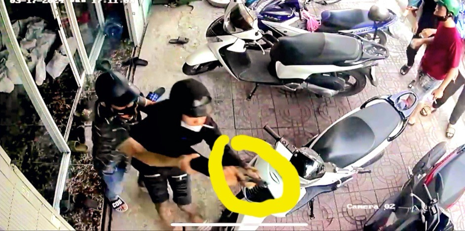 Đối tượng được nhóm đi cùng can ngăn.