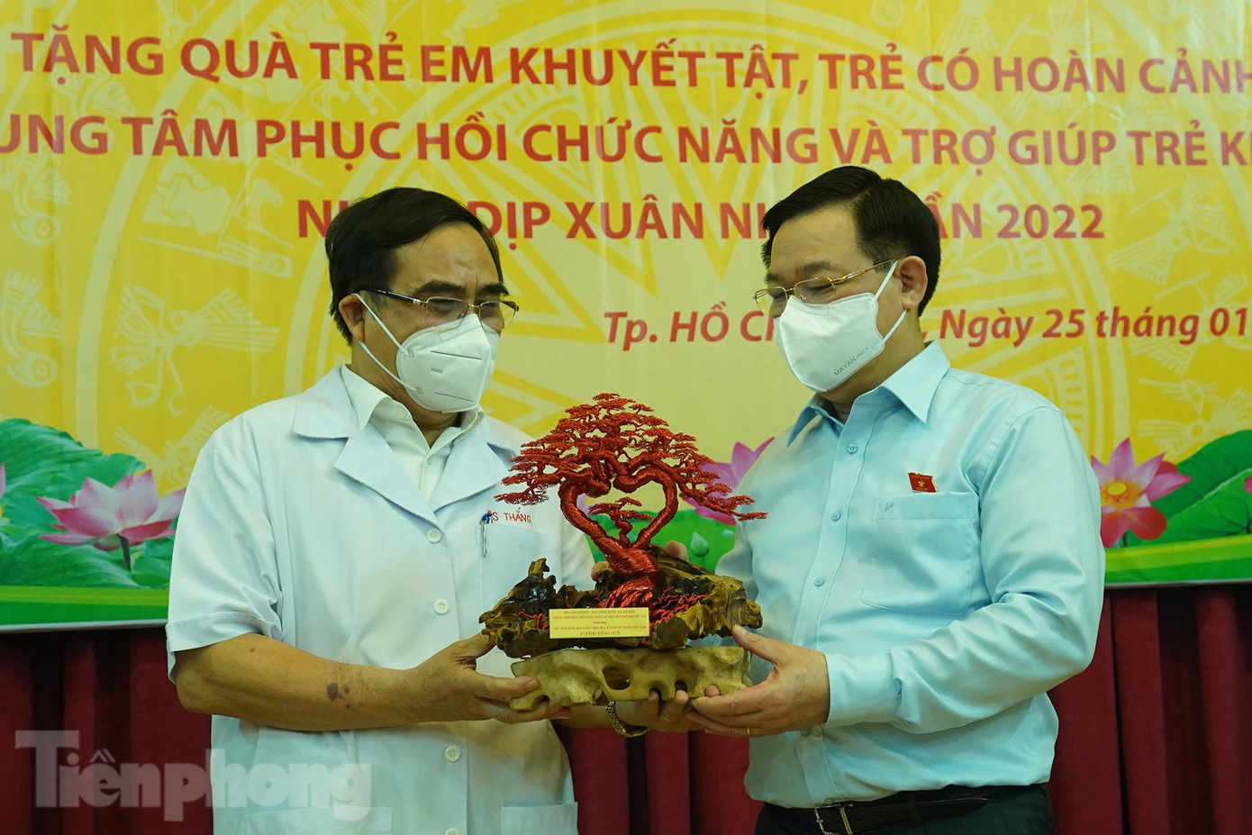 Bác sĩ Nguyễn Xuân Thắng (bên trái) tặng Chủ tịch Quốc Hội Vương Đình Huệ cây bonsai do các cháu tại Trung tâm tự làm. Đây là thành quả của lớp hướng nghiệp nghề, lớp kĩ năng cho các đối tượng trẻ không có khả năng học văn hóa và lớp tìm kiếm, phát triển năng khiếu để định hướng công việc về sau cho 20 trẻ khuyết tật với các nội dung hướng nghiệp nghề: xâu hạt, hoàn thiện các nét cơ bản bức tranh...; các sản phẩm thủ công tạo hình hoa, lá, bonsai, quấn len, đan vải vụn, tranh nối dây theo chủ đề và theo yêu cầu khả năng của trẻ.