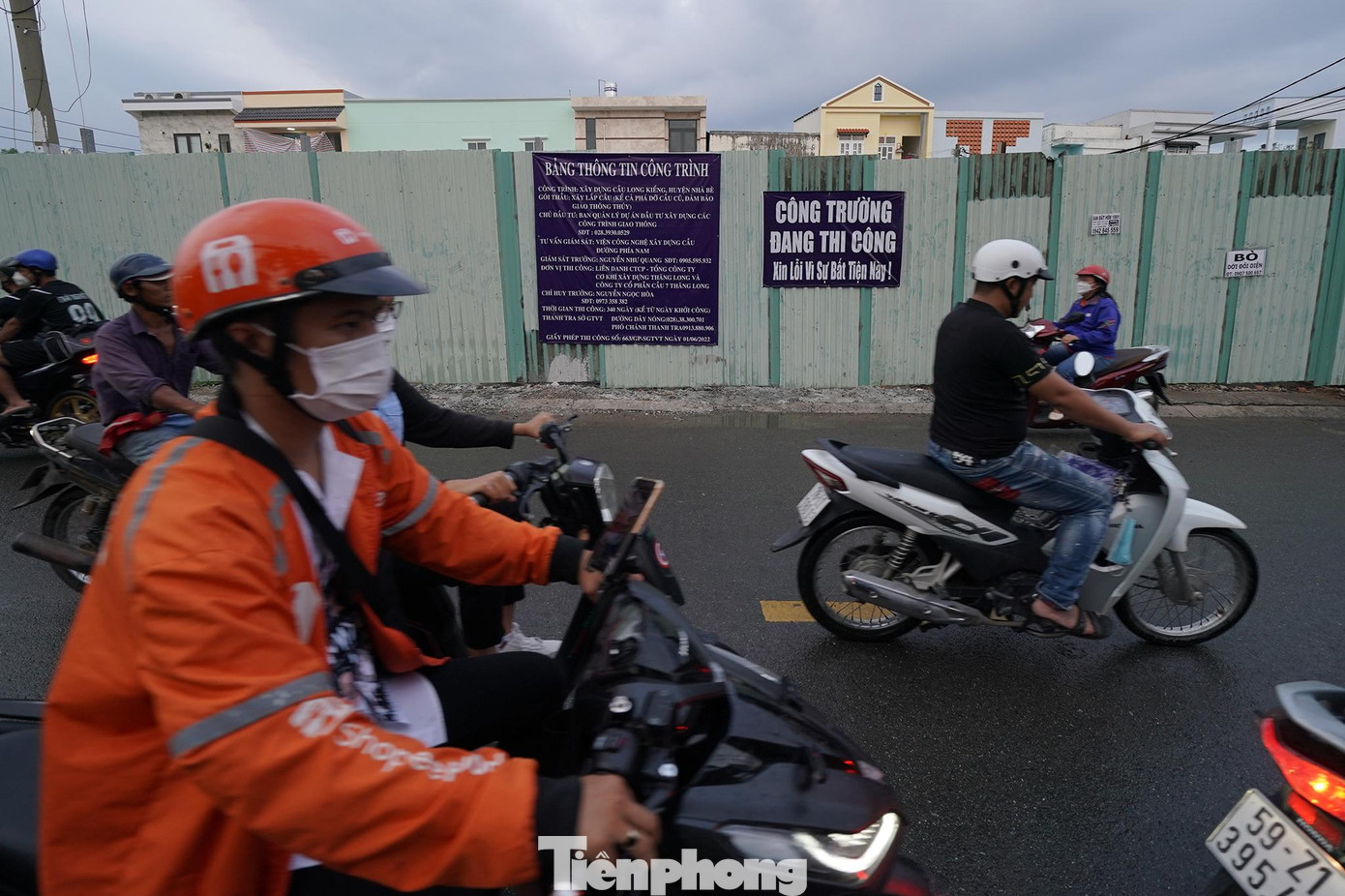 Hàng ngày, người dân vất vả di chuyển trên đoạn đường Lê Văn Lương chật hẹp, bên cạnh hàng rào an toàn công trình cầu Long Kiểng. Hơn 20 năm sau ngày phê duyệt dự án xây mới và hơn hai năm sau ngày khởi công cầu Long Kiểng, chủ đầu tư vẫn chưa thể tiếp tục triển khai thi công do vướng mặt bằng. UBND huyện Nhà Bè cho biết địa phương này vẫn đang nỗ lực vận động người dân, kiến nghị thành phố tháo gỡ vướng mắc để sớm bàn giao mặt bằng cho chủ đầu tư thi công xây dựng. Hàng ngày, người dân vất vả di chuyển trên đoạn đường Lê Văn Lương chật hẹp, bên cạnh hàng rào an toàn công trình cầu Long Kiểng. Hơn 20 năm sau ngày phê duyệt dự án xây mới và hơn hai năm sau ngày khởi công cầu Long Kiểng, chủ đầu tư vẫn chưa thể tiếp tục triển khai thi công do vướng mặt bằng. UBND huyện Nhà Bè cho biết địa phương này vẫn đang nỗ lực vận động người dân, kiến nghị thành phố tháo gỡ vướng mắc để sớm bàn giao mặt bằng cho chủ đầu tư thi công xây dựng.