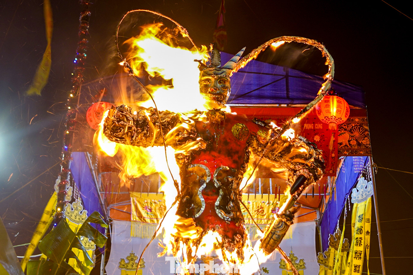 Ông Tiêu được thể hiện công phu, cao khoảng 2 m, mặc áo giáp trụ, đầu có sừng. Đặc biệt, ông Tiêu có lưỡi bằng giấy đỏ dài gần 0,5 m, là nơi tập trung mọi quyền lực, phép thuật. Ông Tiêu được thỉnh từ chùa Linh Phước về chùa Linh Võ, với quãng đường khoảng một km. Nghi thức thỉnh ông Tiêu thu hút sự quan tâm của hàng nghìn người dân trong và ngoài tỉnh.