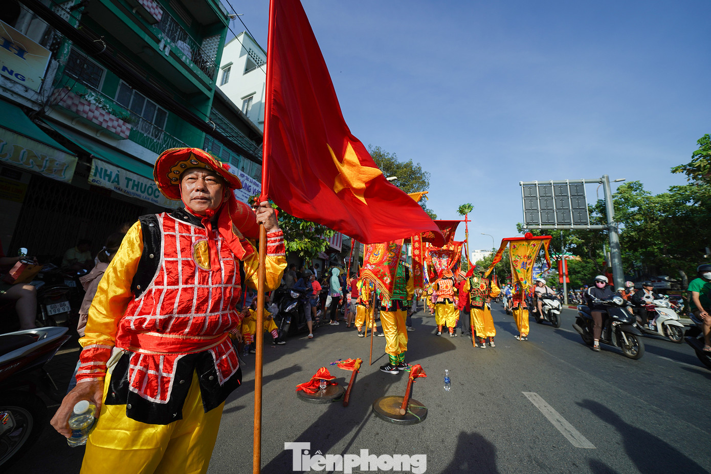 "Hơn 10 năm rồi tôi tham gia lễ diễu hành với nhiệm vụ là quân kỳ dẫn đầu. Tôi và các anh em thuộc đội nhạc cổ truyền Sư Trúc Hiên chuẩn bị hơn một tuần cho sự kiện này" - Quân kỳ Huỳnh Hữu Minh (60 tuổi, ngụ Quận 6) chia sẻ.