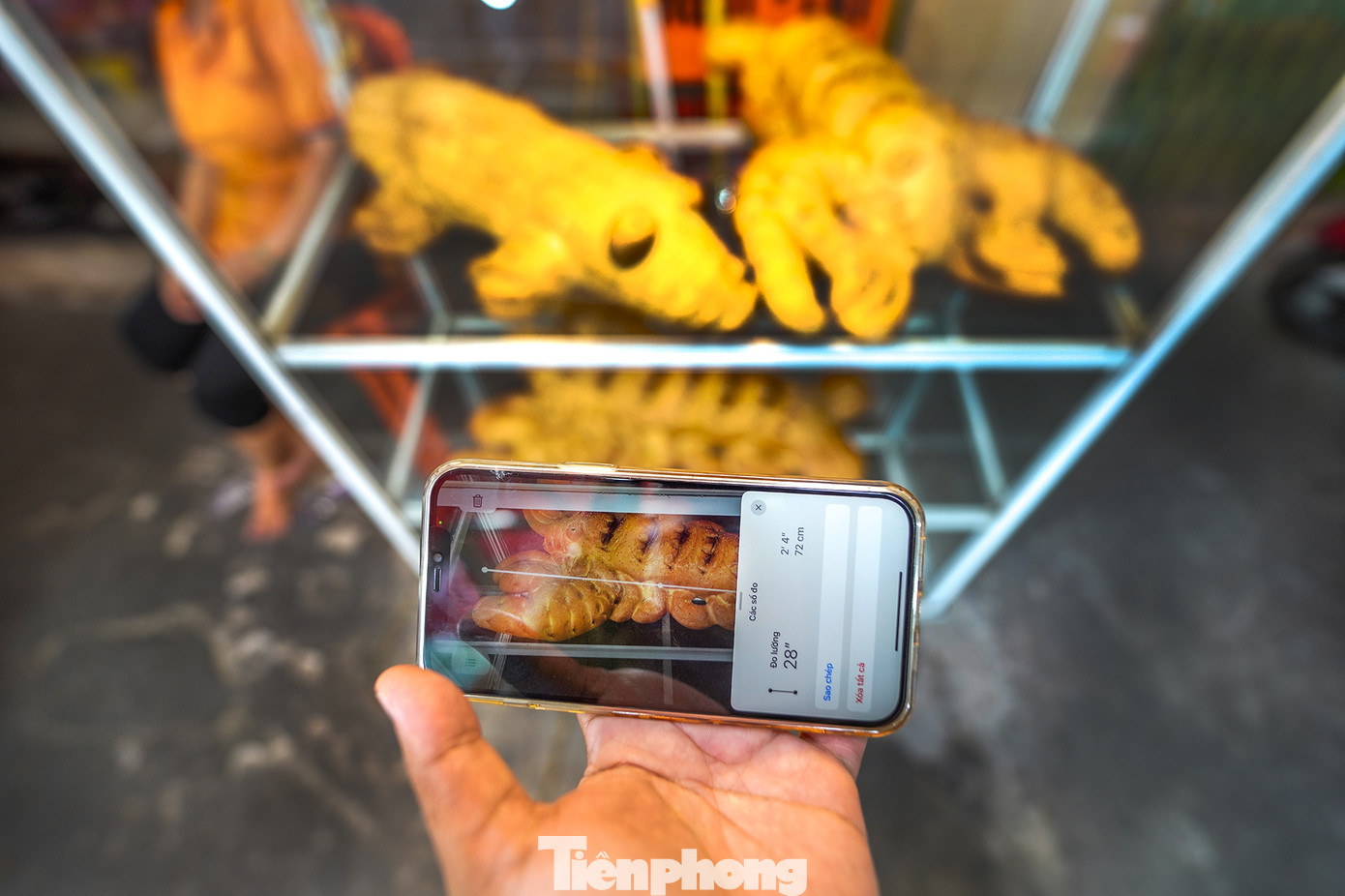 Bánh mì dạng con vật không có khuôn, thợ làm bánh phải làm thủ công từng công đoạn tạo hình mắt, mũi, miệng, vảy... Theo chủ tiệm, công đoạn này là quan trọng nhất, quyết định thần thái sản phẩm nên đòi hỏi sự tỉ mỉ vì phải tính được chi tiết phình nở khi bánh chín.