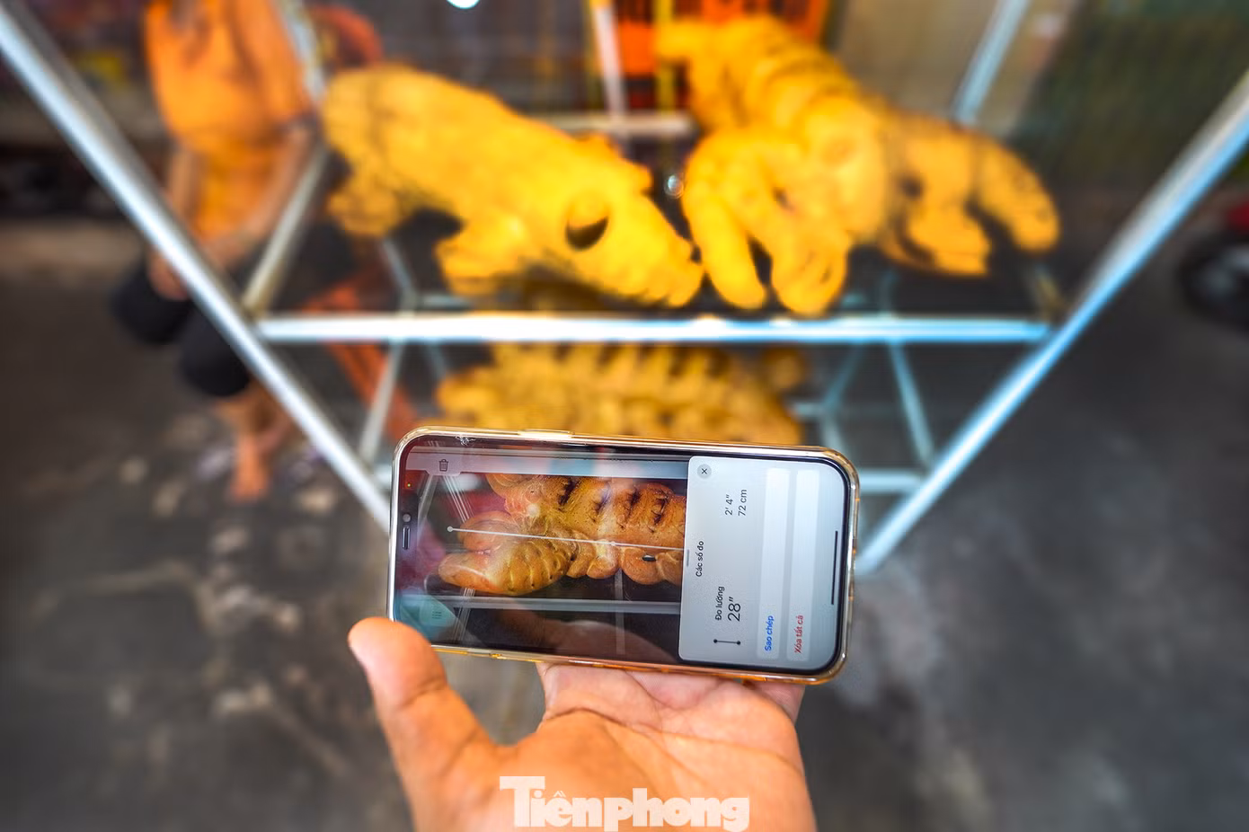 Bánh mì dạng con vật không có khuôn, thợ làm bánh phải làm thủ công từng công đoạn tạo hình mắt, mũi, miệng, vảy... Theo chủ tiệm, công đoạn này là quan trọng nhất, quyết định thần thái sản phẩm nên đòi hỏi sự tỉ mỉ vì phải tính được chi tiết phình nở khi bánh chín.