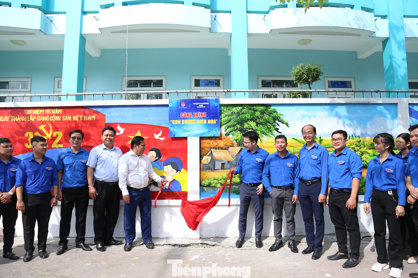 Tại huyện Bến Lức, lãnh đạo T.Ư Đoàn và tỉnh Long An chung tay cùng các bạn đoàn viên thanh niên khánh thành con đường bích họa Lê Văn Vịnh. Bên cạnh mô tả cảnh sắc làng quê, chủ đề của những bức tranh cũng hướng tới tuyên truyền về bảo vệ môi trường xanh - sạch - đẹp, xây dựng phường đô thị văn minh. Những gam màu chủ đạo của tuyến đường bích họa này tạo nên một màu xanh mát mắt. Tại huyện Bến Lức, lãnh đạo T.Ư Đoàn và tỉnh Long An chung tay cùng các bạn đoàn viên thanh niên khánh thành con đường bích họa Lê Văn Vịnh. Bên cạnh mô tả cảnh sắc làng quê, chủ đề của những bức tranh cũng hướng tới tuyên truyền về bảo vệ môi trường xanh - sạch - đẹp, xây dựng phường đô thị văn minh. Những gam màu chủ đạo của tuyến đường bích họa này tạo nên một màu xanh mát mắt.