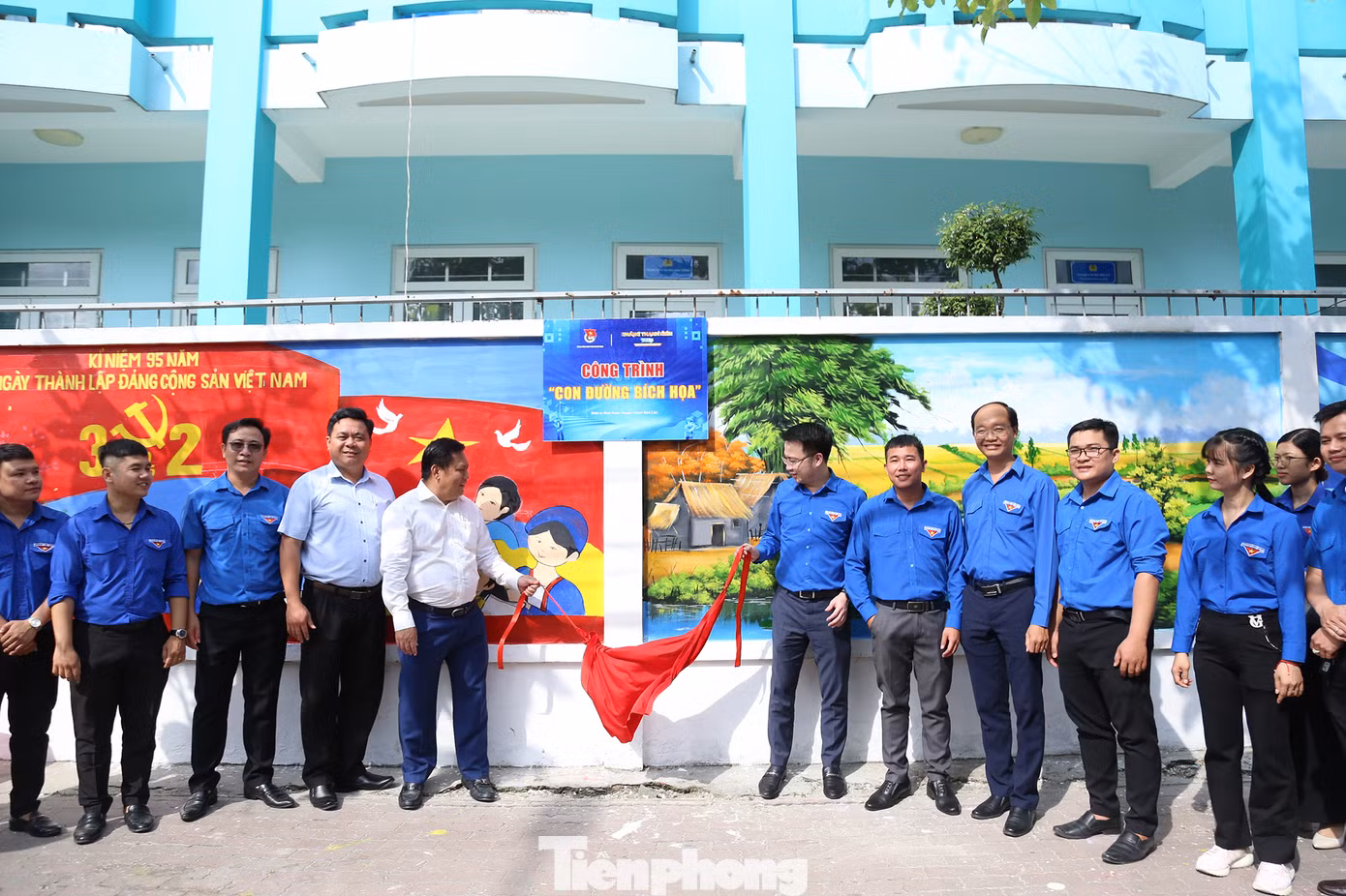 Tại huyện Bến Lức, lãnh đạo T.Ư Đoàn và tỉnh Long An chung tay cùng các bạn đoàn viên thanh niên khánh thành con đường bích họa Lê Văn Vịnh. Bên cạnh mô tả cảnh sắc làng quê, chủ đề của những bức tranh cũng hướng tới tuyên truyền về bảo vệ môi trường xanh - sạch - đẹp, xây dựng phường đô thị văn minh. Những gam màu chủ đạo của tuyến đường bích họa này tạo nên một màu xanh mát mắt.