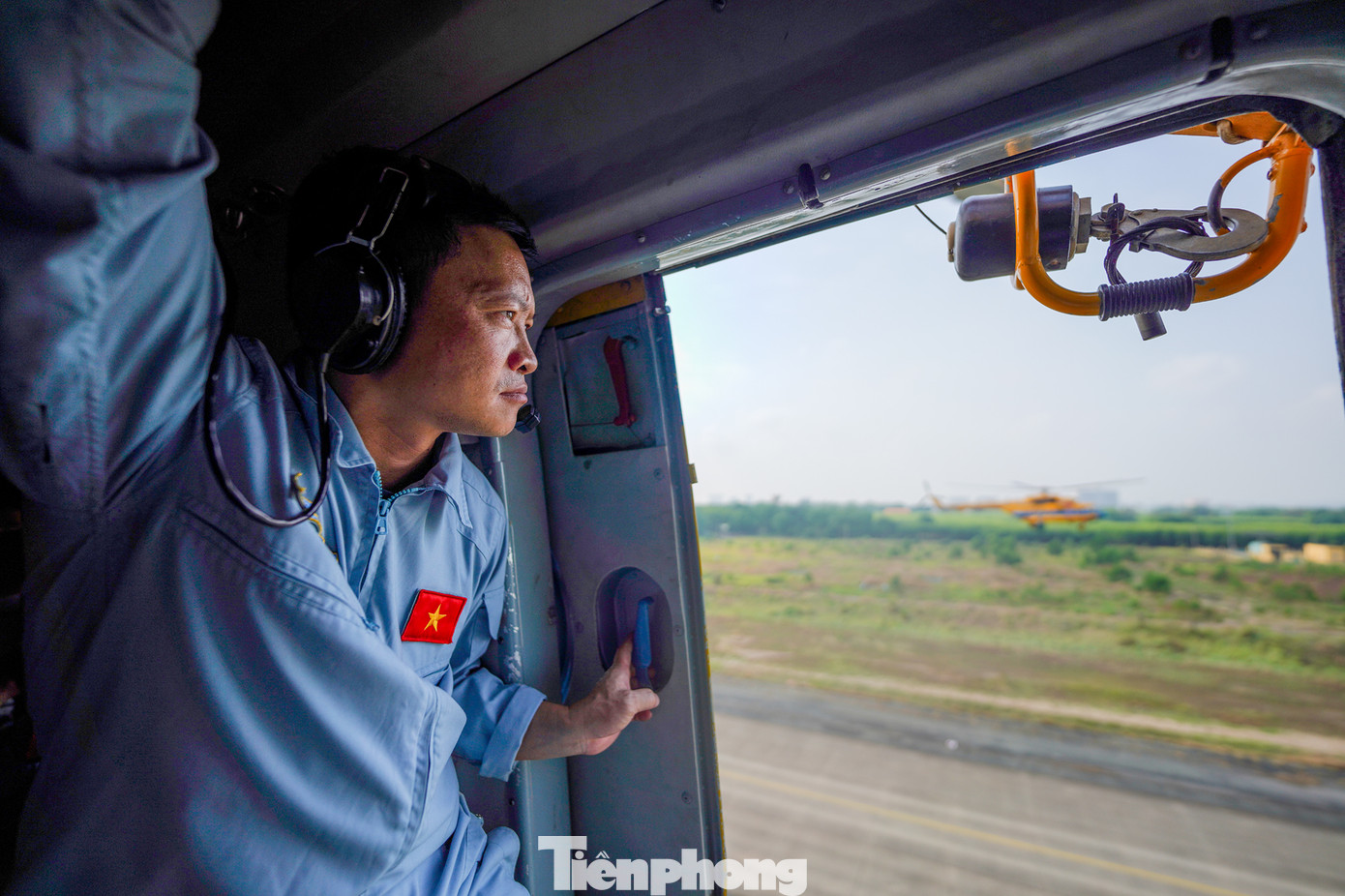 Các phi công theo dõi điều kiện thời tiết sát sao khi triển khai các bài huấn luyện.