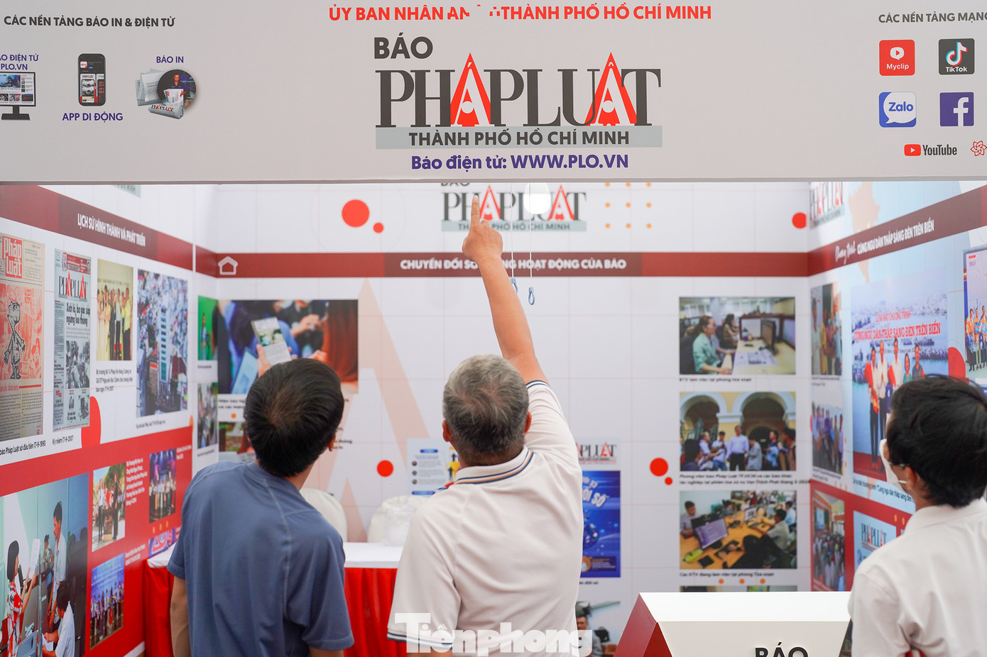 Đặc biệt năm nay, Hội báo có sự góp mặt của 64 gian hàng sản phẩm OCOP đến từ 50 tỉnh, thành phố trực thuộc Trung ương. Vào tối 15 và 16/3, tại Hội Báo cũng sẽ diễn ra các chương trình nghệ thuật đặc sắc phục vụ người dân và du khách. Nhà báo Lê Mỹ Ái Linh - Quyền Giám đốc Trung tâm Văn hóa Báo chí, Hội Nhà báo Việt Nam, Phó Trưởng ban tổ chức Hội Báo Toàn quốc 2024 chia sẻ, khác với mọi năm, Hội Báo năm nay được tổ chức trong không gian rộng hơn, đó là trục không gian phố Lê Lợi và phố đi bộ Nguyễn Huệ. Thời gian mở cửa Hội Báo sẽ kéo dài hơn, bắt đầu từ 8h đến 24h trong ngày để phục vụ công chúng tham quan.