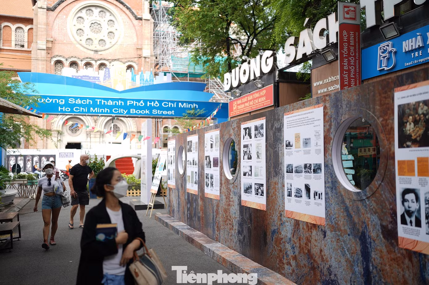 Triển lãm gồm 2 phần, trong đó phần 1 với chủ đề“Tìm thấy con đường cứu nước và giải phóng dân tộc”gồm 2 nội dung: Quyết chí ra đi tìm đường cứu nước và Tìm thấy con đường giải phóng dân tộc. Phần 2 của triển lãm có chủ đề “Xây dựng các nhân tố bảo đảm cho thắng lợi của sự nghiệp giải phóng dân tộc”bao gồm các nội dung: Xây dựng khối đại đoàn kết dân tộc, sáng lập và rèn luyện Đảng Cộng sản Việt Nam; Xây dựng lực lượng vũ trang nhân dân, lãnh đạo toàn dân Tổng khởi nghĩa Tháng Tám, sáng lập Nhà nước Việt Nam Dân chủ Cộng hòa.