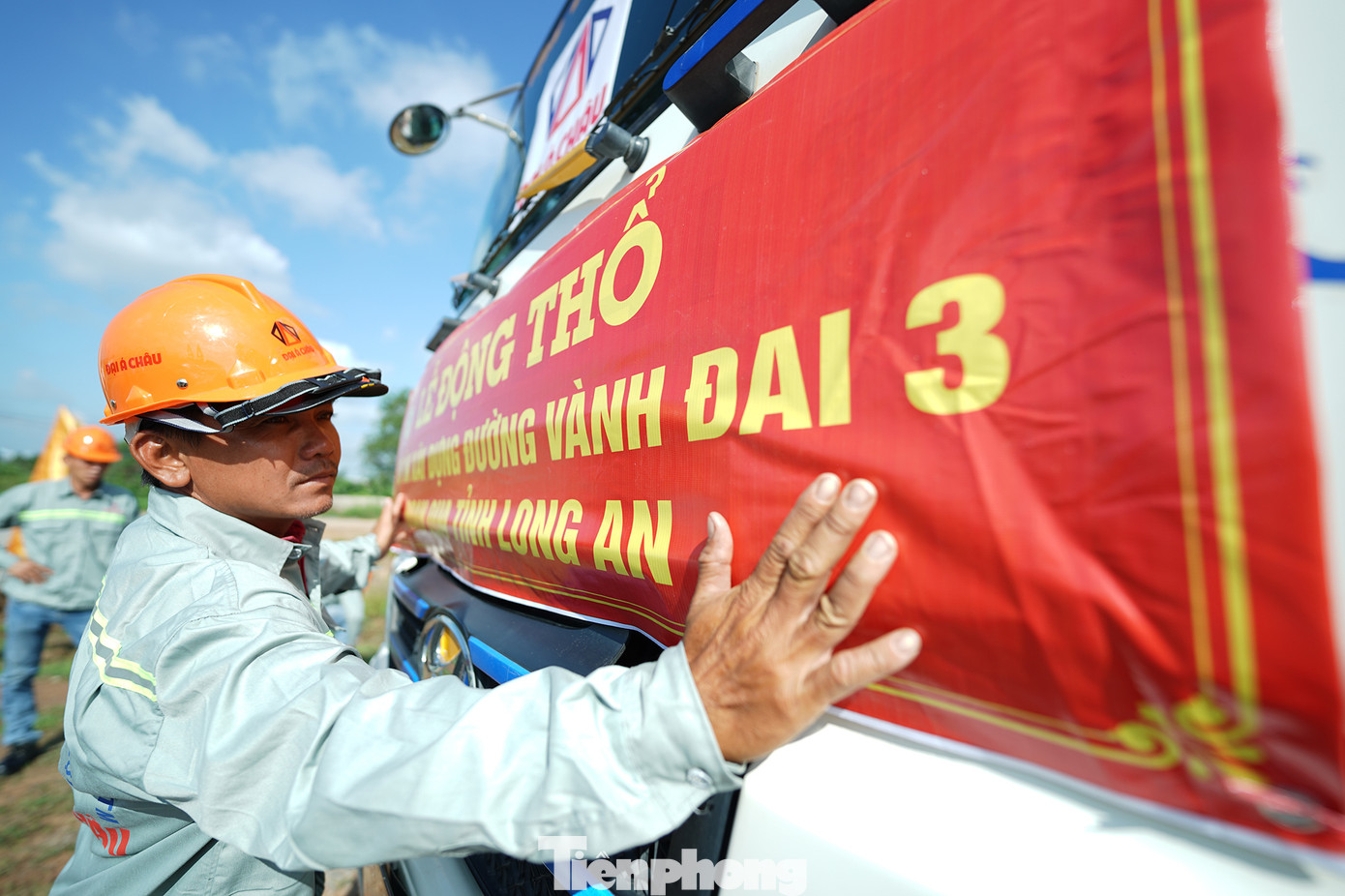 Công nhân đơn vị thi công Đại Á Châu tất bật chỉnh trang băng rôn, chuẩn bị cho lễ khởi công.