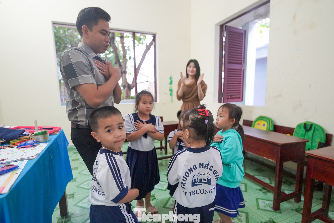 Thầy Truyền luôn cảm thấy vui vẻ và hạnh phúc khi được cống hiến niềm đam mê và sức trẻ của mình cho sự nghiệp gieo chữ ở dải đất thiêng liêng của tổ quốc, đảo nhỏ giữa biển khơi 4 mùa sóng vỗ này.