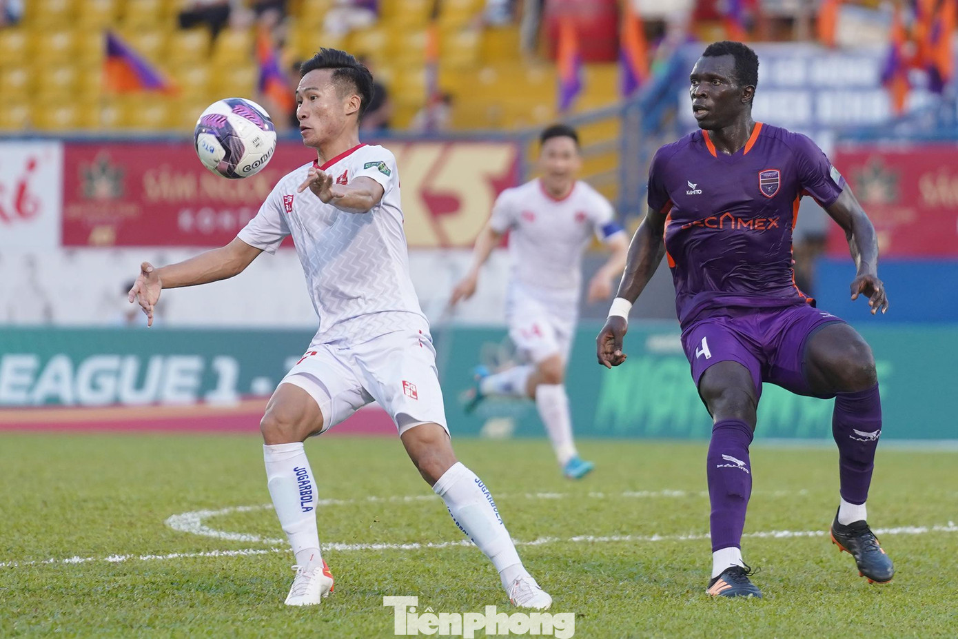 Sau những phút đầu sôi nổi, nhịp độ trận đấu có phần chững lại khi đôi bên đều chủ trương chơi chậm và chắc, tránh hưng phấn quá mức.