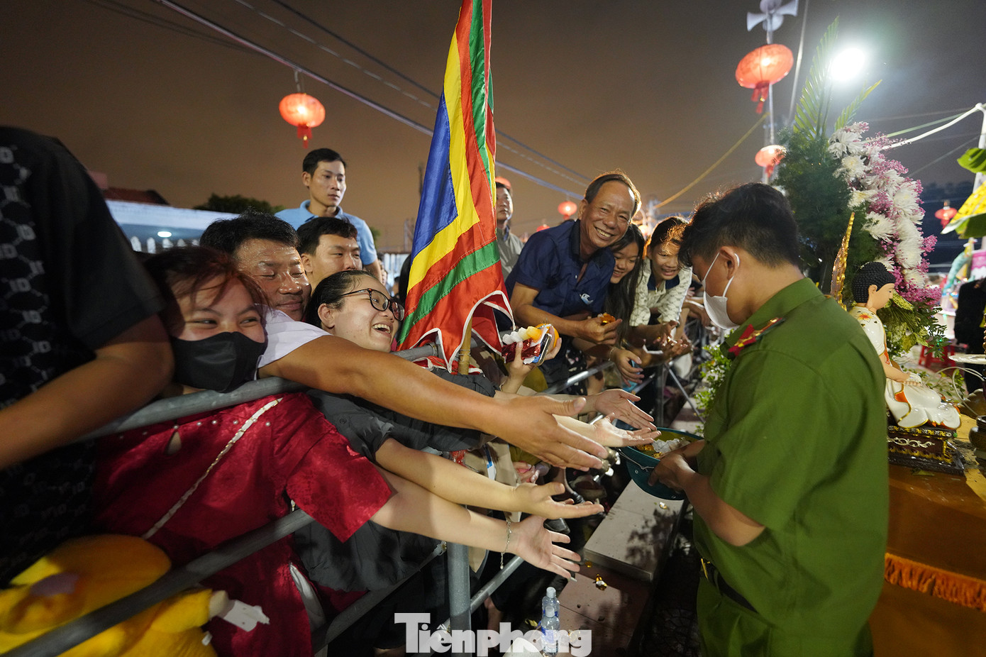 Những năm gần đây, việc phát lộc được tiến hành sớm hơn (thay vì sau 24 giờ như trước) để bảo đảm an ninh, trật tự.