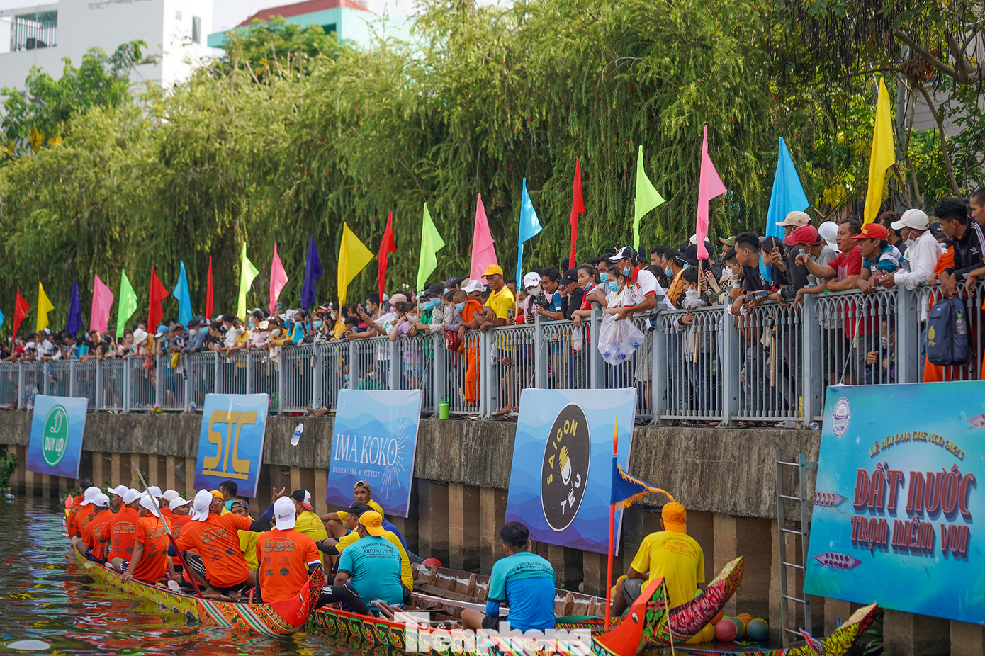 Tuy 7h30 cuộc đua mới chính thức bắt đầu nhưng từ rất sớm, dọc tuyến đường Hoàng Sa - Trường Sa (hai bên bờ kênh Nhiêu Lộc), đã có hàng ngàn người dân tập trung chờ xem và cổ vũ.