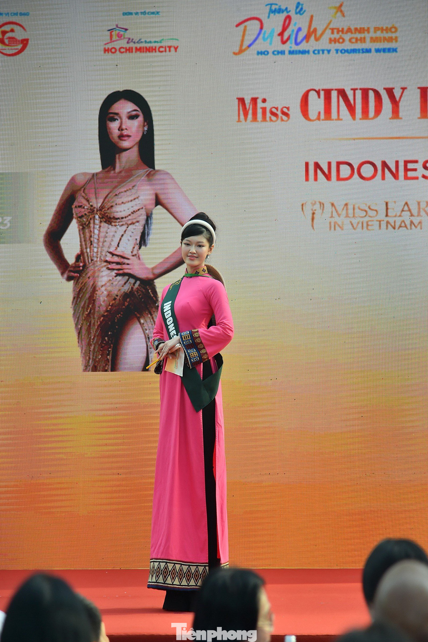 Đại diện Indonesia là Cindy Inanto đến từ bang Sumatera Utara, năm nay 27 tuổi. Cô là doanh nhân, có bằng cử nhân và bằng thạc sĩ về phẫu thuật nha khoa.