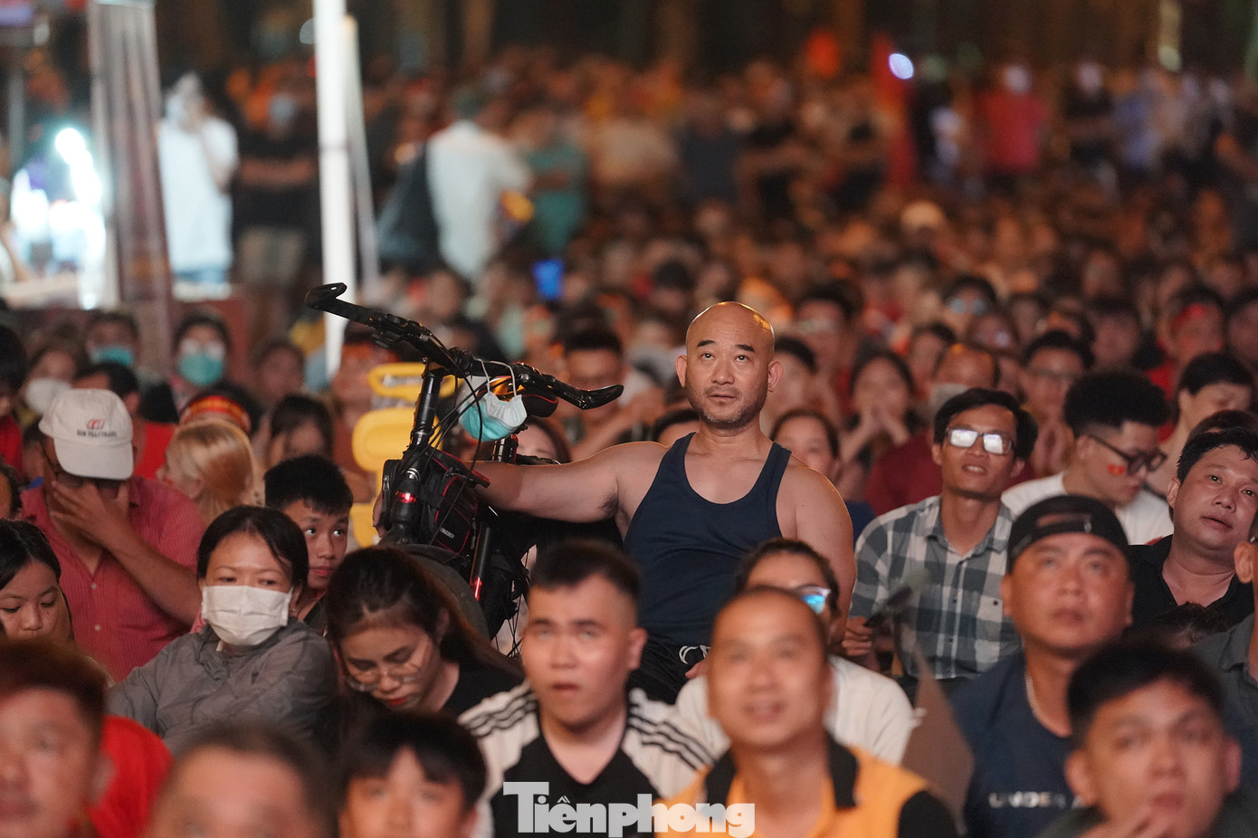 Cổ động viên này có mặt từ rất sớm, anh đạp xe và mang ghế ra đường Lê Duẩn giữ chỗ. Cổ động viên này có mặt từ rất sớm, anh đạp xe và mang ghế ra đường Lê Duẩn giữ chỗ.