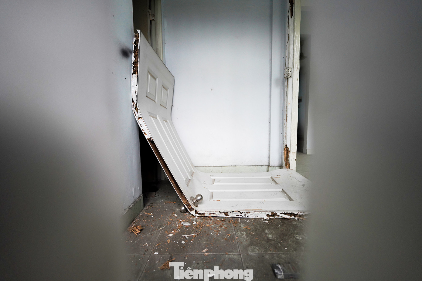 "Mấy Youtuber đến khu tái định cư quay clip rồi nói đây là "nhà ma", "nhà hoang". Một vài người còn cố tình vẽ bậy mấy dòng chữ ma mị để quay phim thêm hấp dẫn, rùng rợn. Chứ nhà tôi ở đây có thấy "ma" gì đâu", một người dân bức xúc. Trong ảnh: Bên trong một căn hộ tầng trệt.