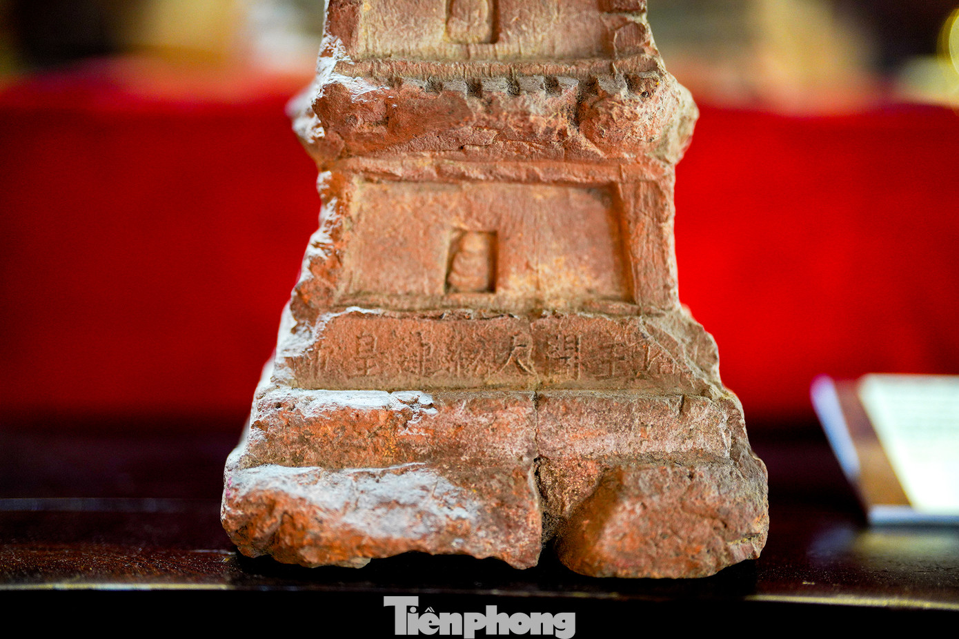 Chân tháp khắc nổi dòng chữ Hán "Tháp chủ khai thiên thống vận hoàng đế".