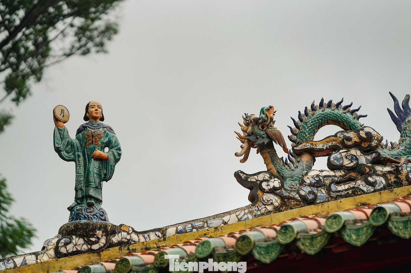 Đặc sắc nhất vẫn là phần mái với họa tiết bát tiên, rồng chầu. Góc trái của mái lăng là vị tiên cầm chữ Nguyệt. Đặc sắc nhất vẫn là phần mái với họa tiết bát tiên, rồng chầu. Góc trái của mái lăng là vị tiên cầm chữ Nguyệt.